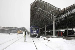 بارش برف حرکت قطار‌ها از ایستگاه راه‌آهن مشهد را مختل نکرد 