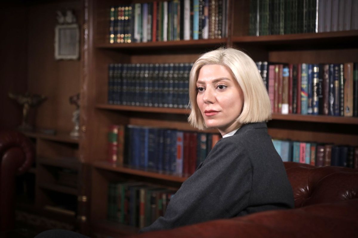 بیانیا محمودی در نقش شارلوت سریال گاندو2