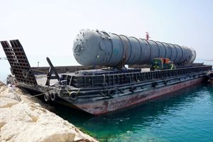 پهلوگیری شناور حامل بزرگ‌ترین تجهیزات مجتمع پتروشیمی سروش انرژی در بندر پارسیان