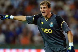 ایکر کاسیاس نیمکت نشین شد