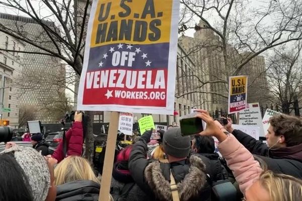 علیه ترامپ مقابل دادگاه مادورو تظاهرات برپا شد