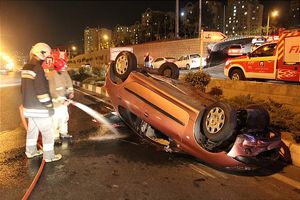 خودروی سواری در بلوار ارتش واژگون شد