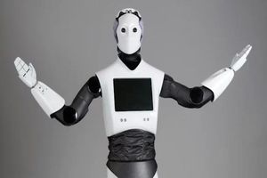 حضور نخستین پلیس آهنی در پلیس دوبی