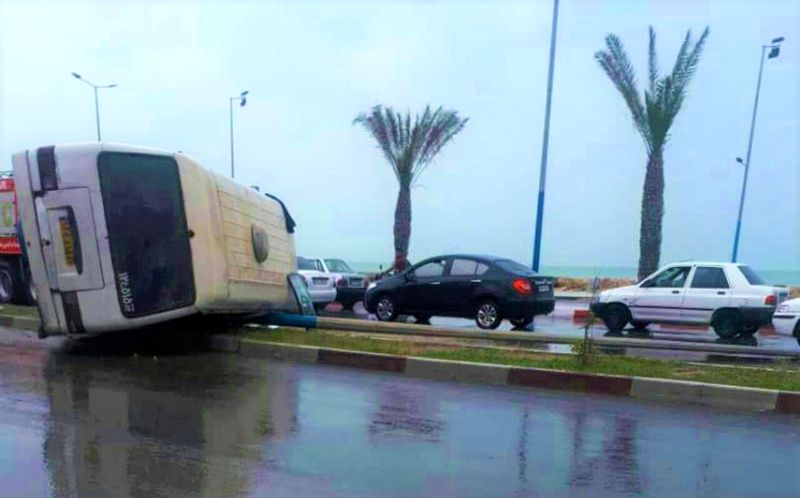 واژگونی مینیبوس در بندرعباس تلفات جانی نداشت/شهروندان با سرعت مطمئنه رانندگی کنند