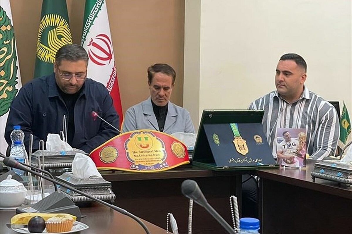 اهداء مدال به آستان قدس رضوی