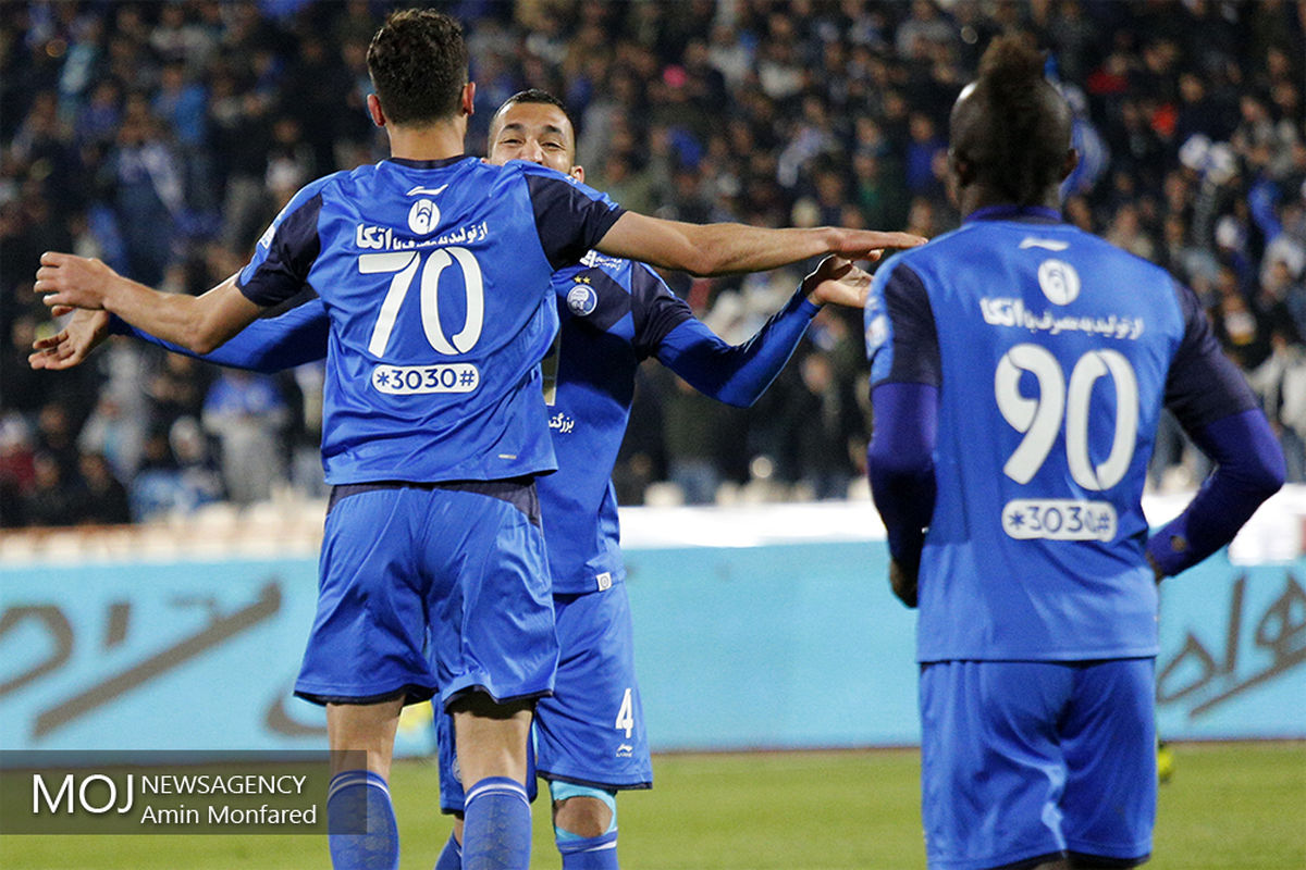 دیدار تیم های فوتبال استقلال تهران و ذوب آهن اصفهان