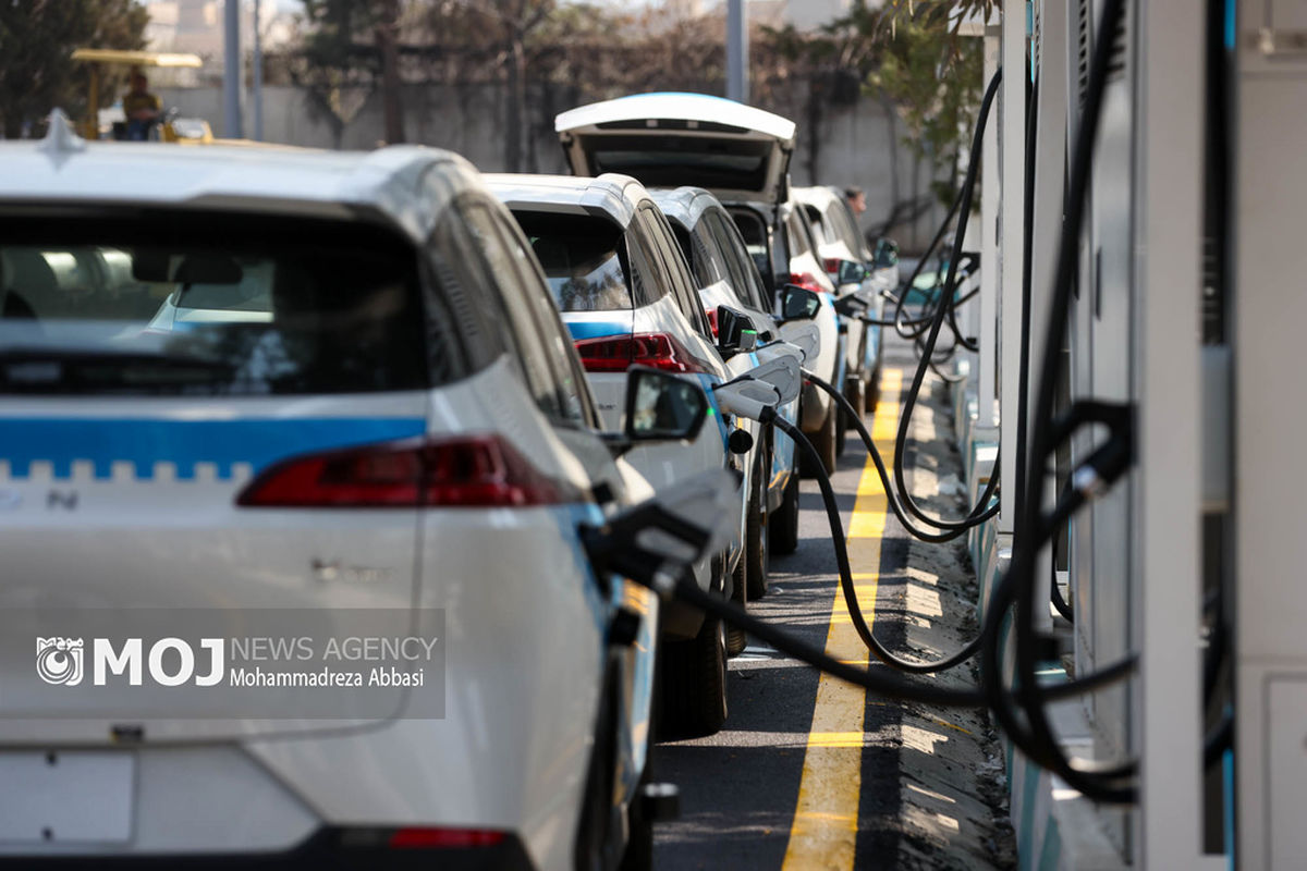 افتتاح ۳ ایستگاه شارژبرقی و رونمایی از تاکسی برخط