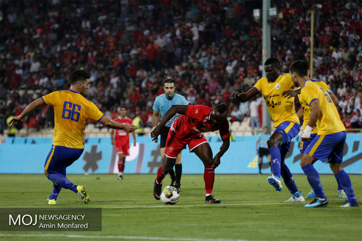 دیدار تیم های فوتبال پرسپولیس و نفت مسجد سلیمان