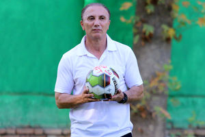 با من توافق نکنند علی کریمی نمی‌تواند روی نیمکت بنشیند!!!