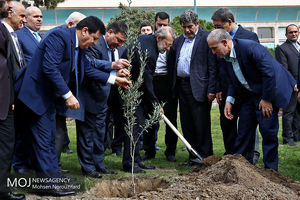 کاشت درخت توسط علی لاریجانی