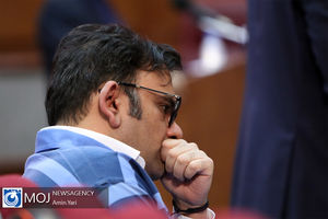 وکیل شما در صحن و بیرون دادگاه از چارچوب خارج شده است