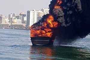 لنج تجاری سیریک در اسکله شارجه آتش گرفت 