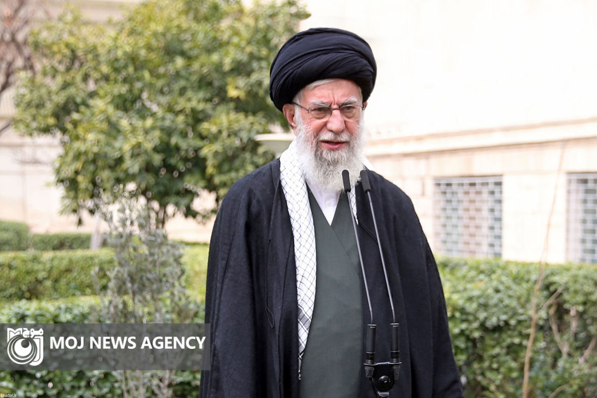 کاشت نهال توسط رهبر انقلاب