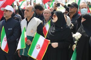بزرگترین پرچم ایران در اجتماع مردم در ۱۲ فروردین به اهتزاز درآمد