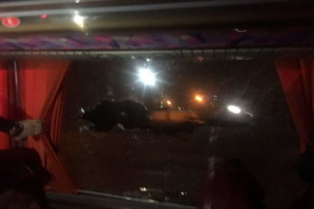 شیشه شکسته اتوبوس