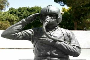 رونمایی از تندیس خلبانان هوانیروز کرمانشاه