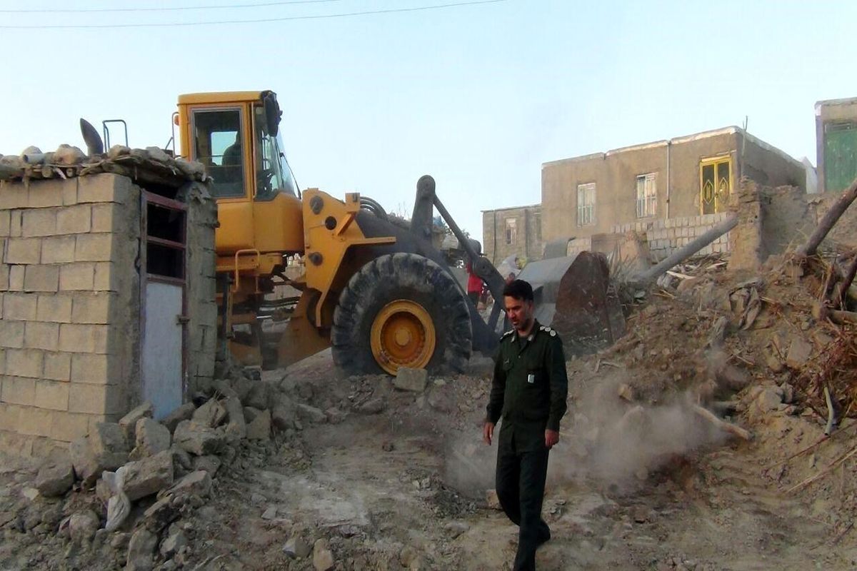  ماشین‌آلات سنگین آواربرداری در مناطق زلزله‌زده