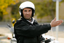 اولین عکس‌ هادی کاظمی در سریال کمدی سال‌های دور از خانه