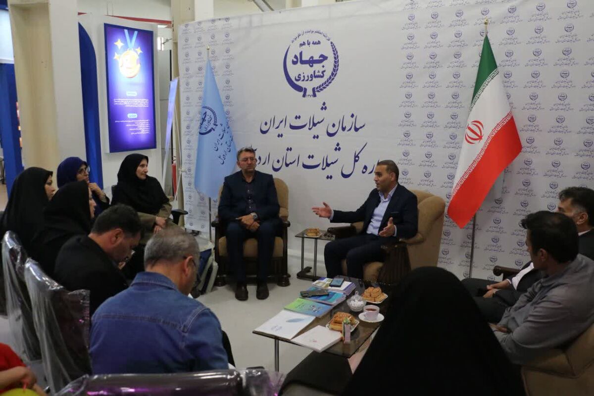 مدیران منطقه یک شیلات در غرفه شیلات نمایشگاه کشاورزی اردبیل