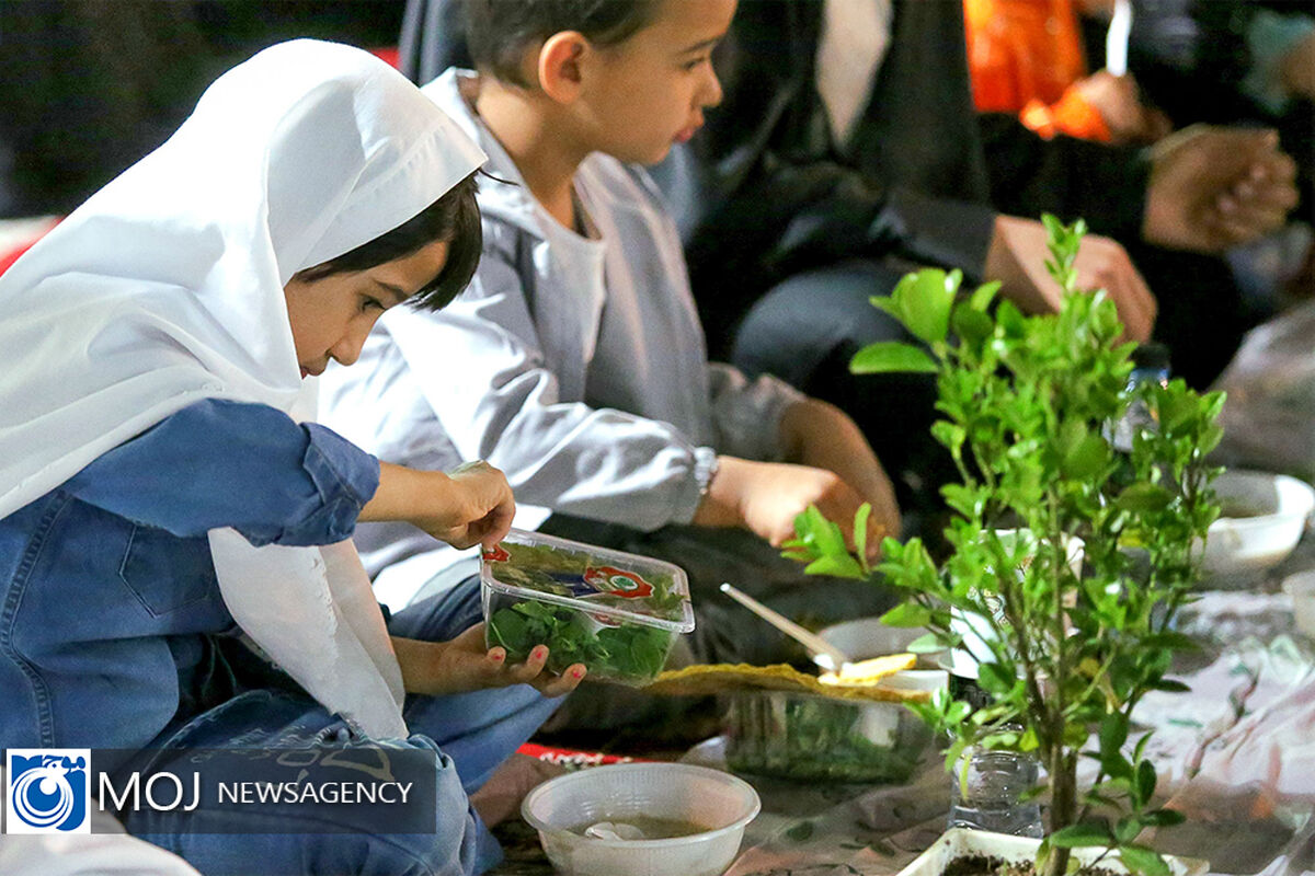 توزیع افطاری سبک در باب‌ الهادی حرم مطهر رضوی
