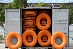 کشف محموله لاستیک خارجی  قاچاق در نائین