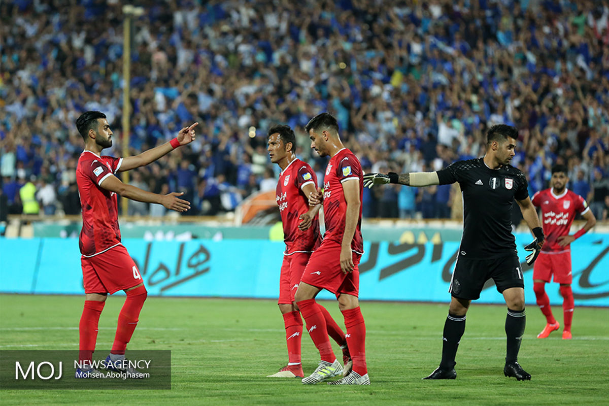 دیدار تیم های فوتبال استقلال تهران و تراکتورسازی تبریز