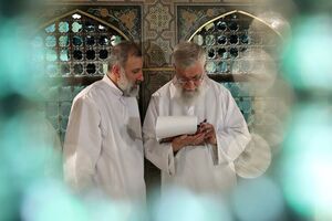 رهبر معظم انقلاب بر پیکر رییس جمهور شهید و همراهانش نماز می‌خوانند