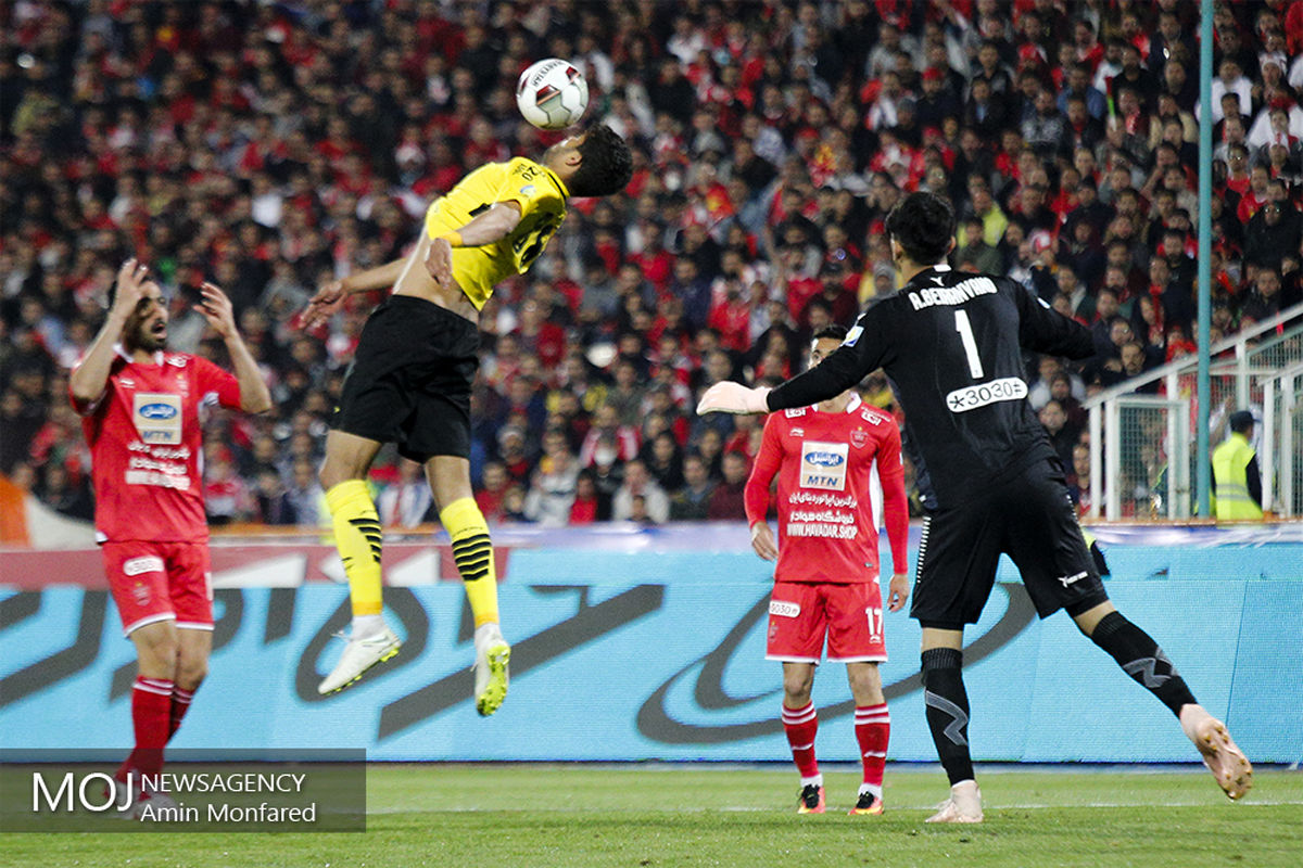 دیدار تیم های فوتبال پرسپولیس و سپاهان اصفهان