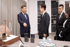 رئیس‌جمهور چین به همتای کره‌ای خود دو گوشی شیائومی هدیه داد! + فیلم