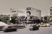 شعار «امام وعده‌های صادق» بر دیوارنگاره جدید میدان انقلاب نقش بست