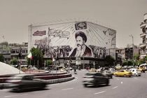 شعار «امام وعده‌های صادق» بر دیوارنگاره جدید میدان انقلاب نقش بست