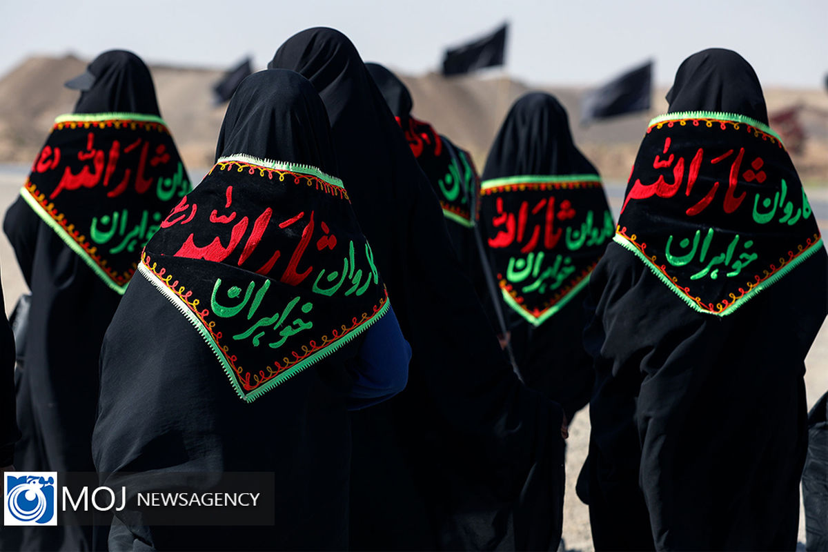 زائران پیاده در مسیر حرم امام رضا (ع)