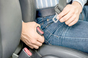 تشدید برخورد با استفاده از تلفن همراه و عدم نبستن کمربند ایمنی توسط رانندگان در تهران توسط پلیس