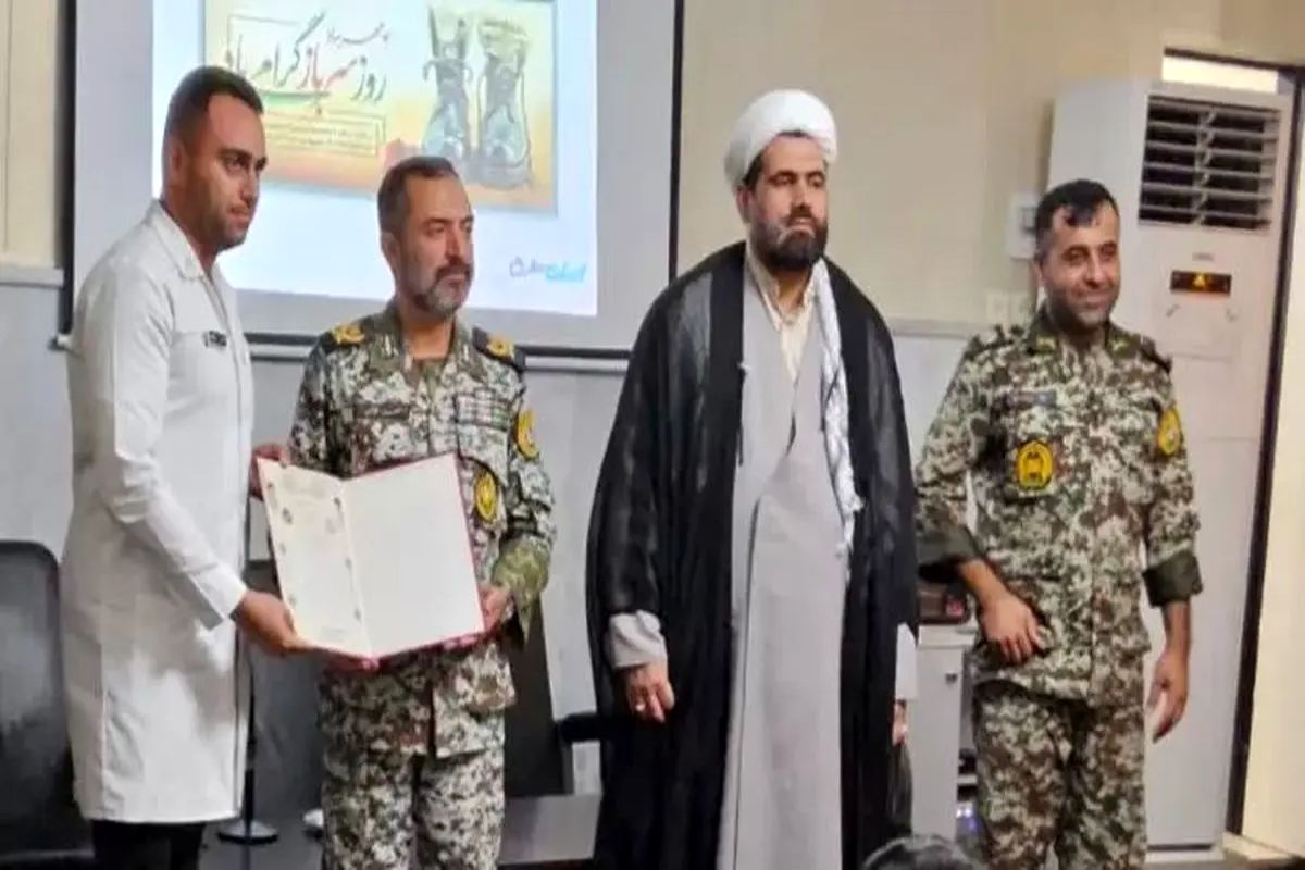 فرمانده منطقه پدافند هوایی جنوب شرق در جمع کارکنان این منطقه پدافندی