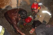 ریزش آوار در یک بنای قدیمی و محبوس شدن کارگران