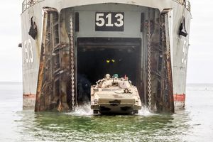 عملیات بیچینگ با تانک‌ها و نفربر‌ها در رزمایش ذوالفقار ۱۴۰۱ اجرا شد