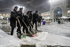 تصاویر جالب از برف‌روبی حرم امام رضا (ع) + فیلم