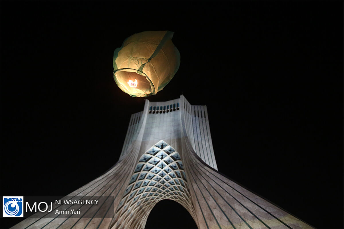 پرواز ۱۷۹ فانوس به یاد شهدای بهمن ۵۷ در آسمان برج آزادی