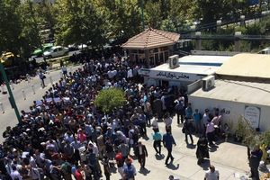 جمعی از دانش آموختگان صنعت نفت و مربیان پیش دبستانی مقابل مجلس تجمع کردند