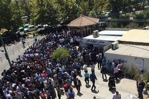جمعی از دانش آموختگان صنعت نفت و مربیان پیش دبستانی مقابل مجلس تجمع کردند