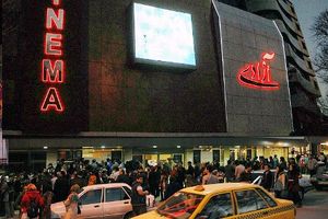 اکران همزمان دو فیلم «بادیگارد» و «ابد و یک روز» در سینما آزادی کرمانشاه