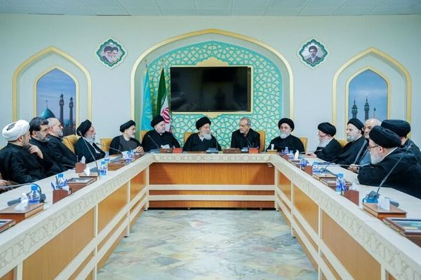 دیدار رئیس‌جمهور در مسجد مقدس جمکران با تولیت این آستان