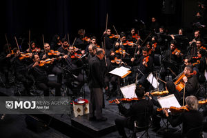 طنین «مرا عاشق‌تر کن...» در تالار وحدت / ارکستر موسیقی ملی ایران با سه نسل از خوانندگان روی صحنه رفت