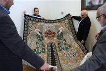 اهدا فرش نفیس ابریشمی بافت اصفهان به موزه آستان قدس رضوی 