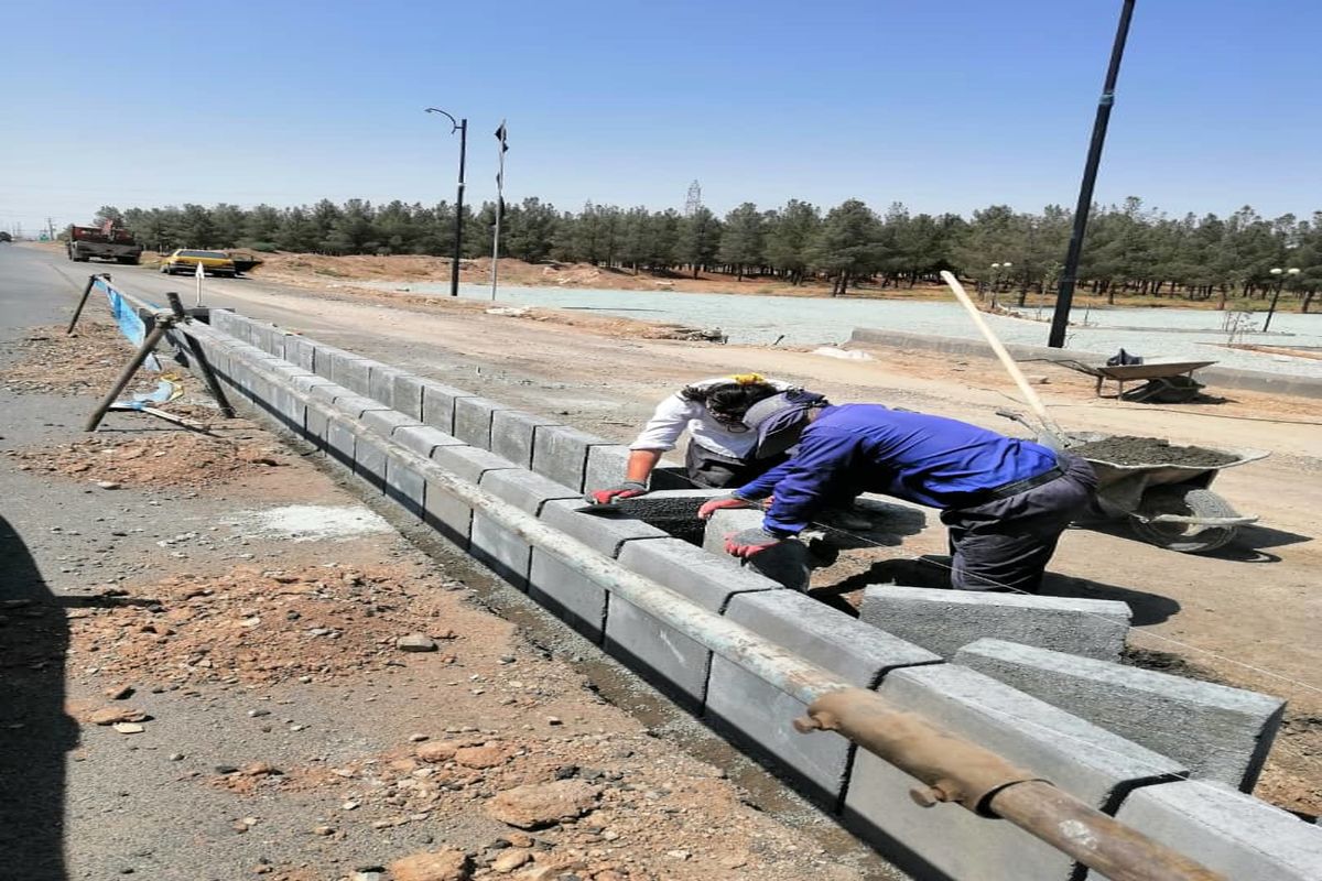 اجرای عملیات عمرانی جدول‌گذاری مسیر کندرو بلوار غدیر