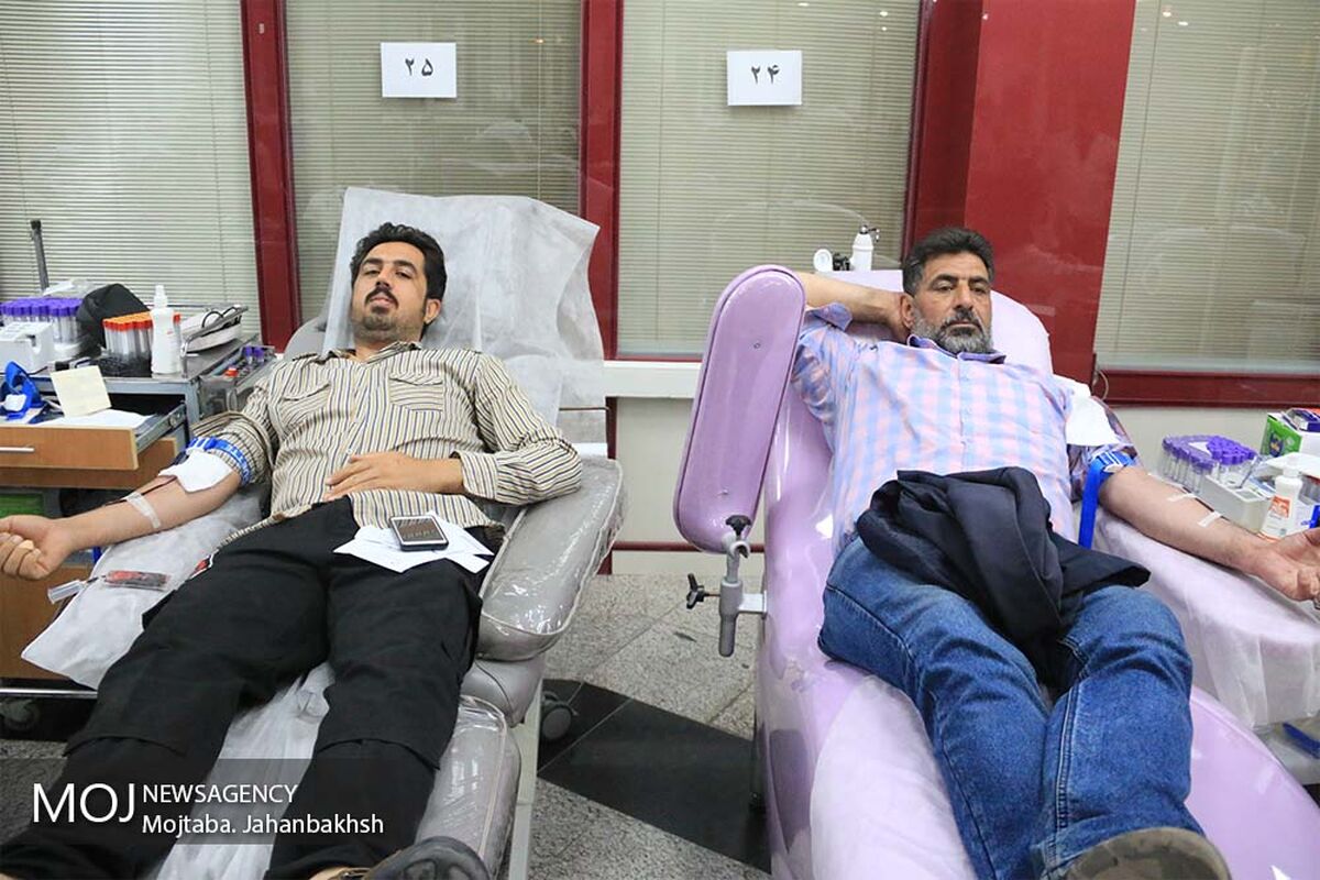 استقبال مردم برای نذر خون در سازمان انتقال خون اصفهان شب نوزدهم ماه مبارک رمضان