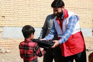 بیش از ۴ هزار بسته تحصیلی در قالب طرح «ارمغان مهر برای آینده‌سازان» میان دانش‌آموزان توزیع شد 