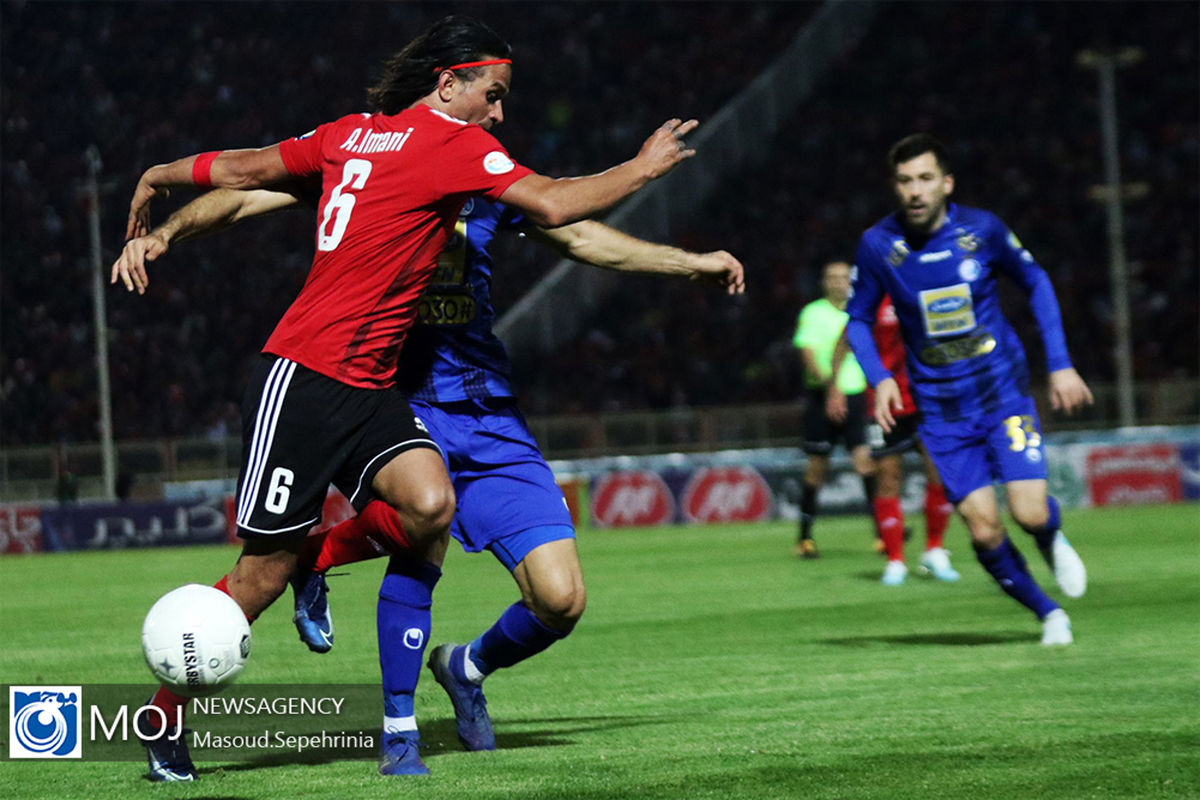 دیدار تیم های فوتبال تراکتور و استقلال 