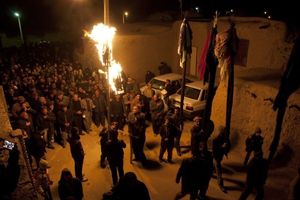 مشعل گردانی آیین عزاداری مردم خراسان در شب تاسوعا