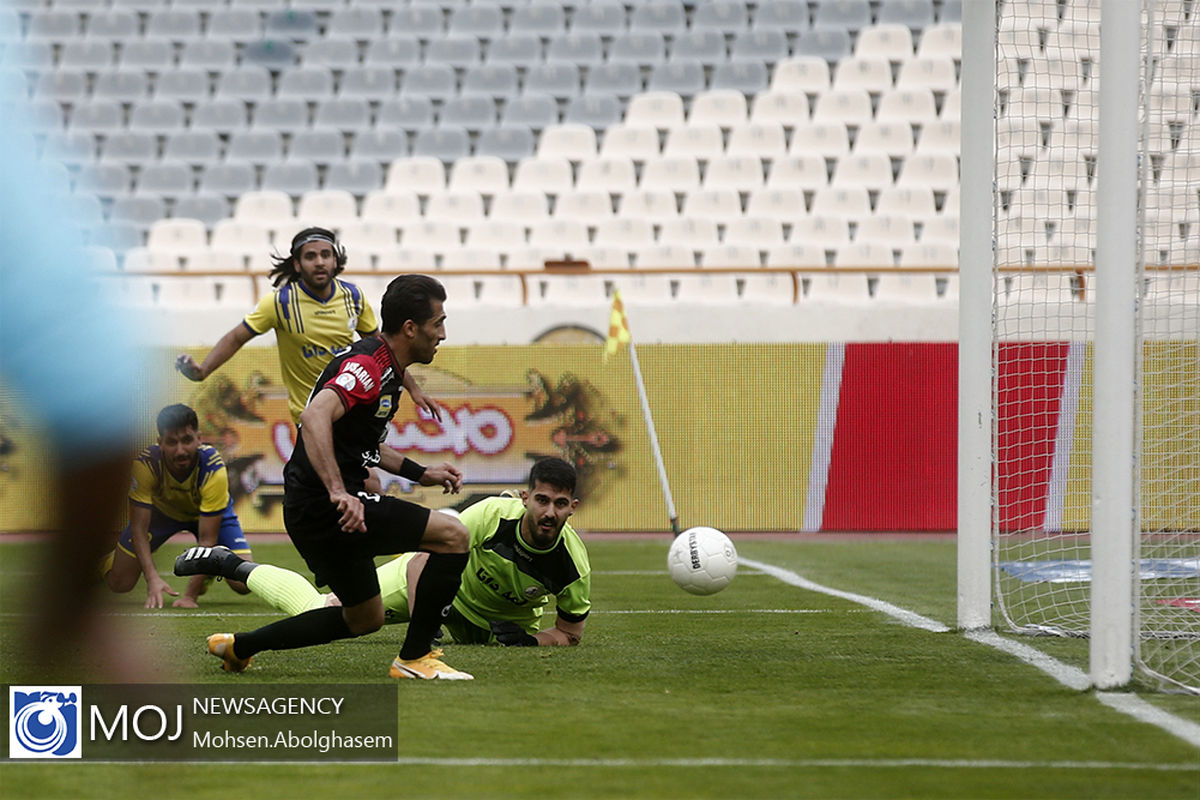 دیدار تیم های فوتبال پرسپولیس و نفت‌ مسجد سلیمان